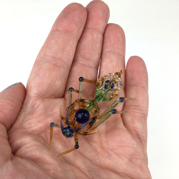 Glass Hopper Sculpture Ivan Bestari Minar Pradipta - Image 3